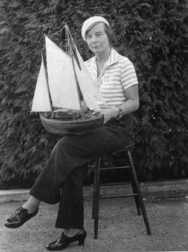 Doe von Fritsch with model of Te Rapunga, Sausalito, ~1933